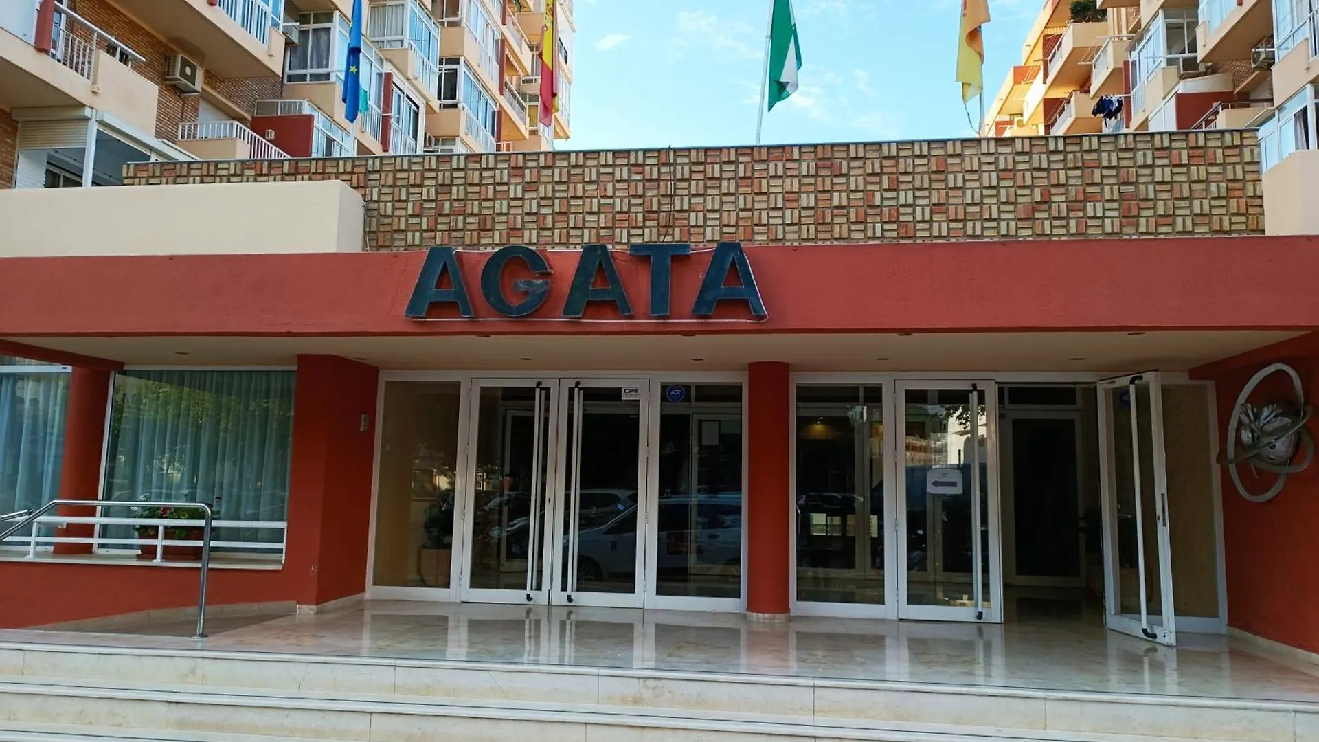 Aga: Beachfront Benalmadena Apartment with Sea View Terrace